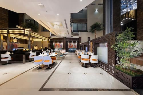 3 restaurants; breakfast, lunch, dinner, and brunch served