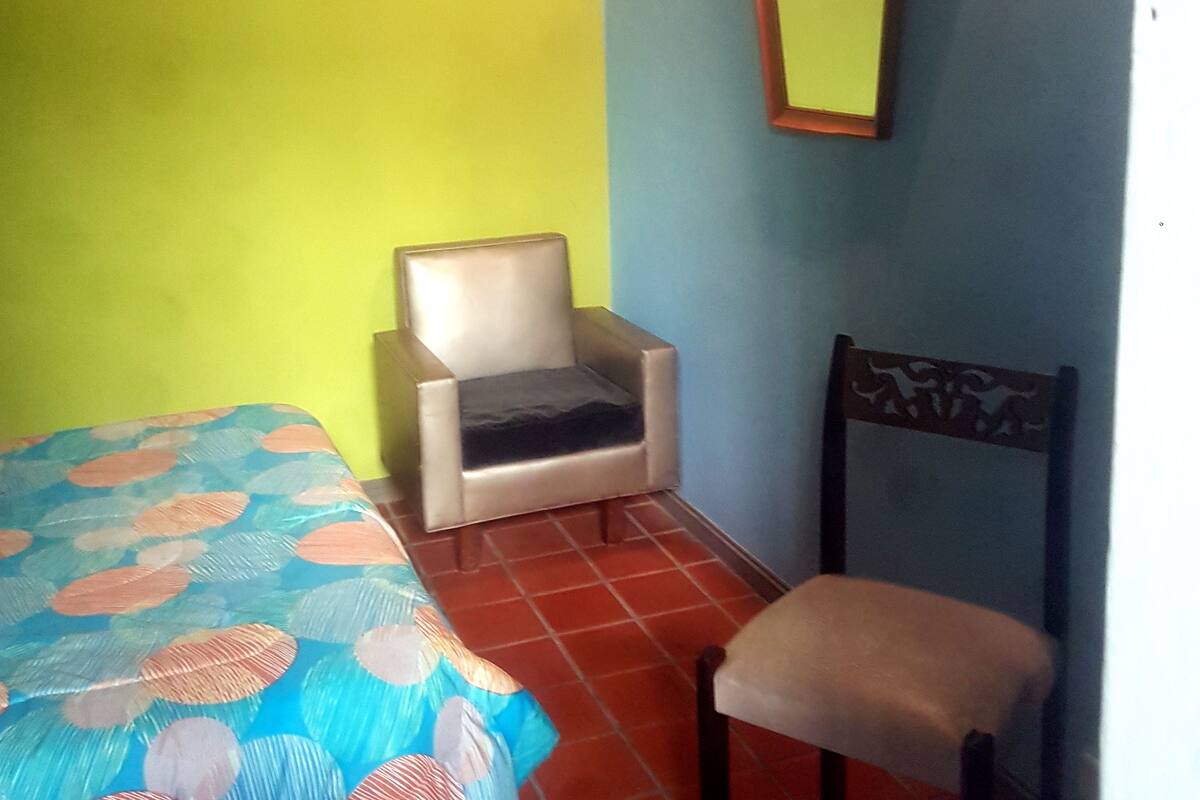 Camera doppia, bagno privato | Una scrivania, ferro/asse da stiro, Wi-Fi gratuito