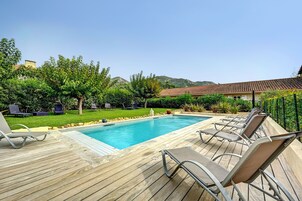 Una piscina al aire libre de temporada