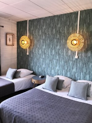 Habitación triple Confort | Ropa de cama de alta calidad, escritorio, wifi gratis y ropa de cama