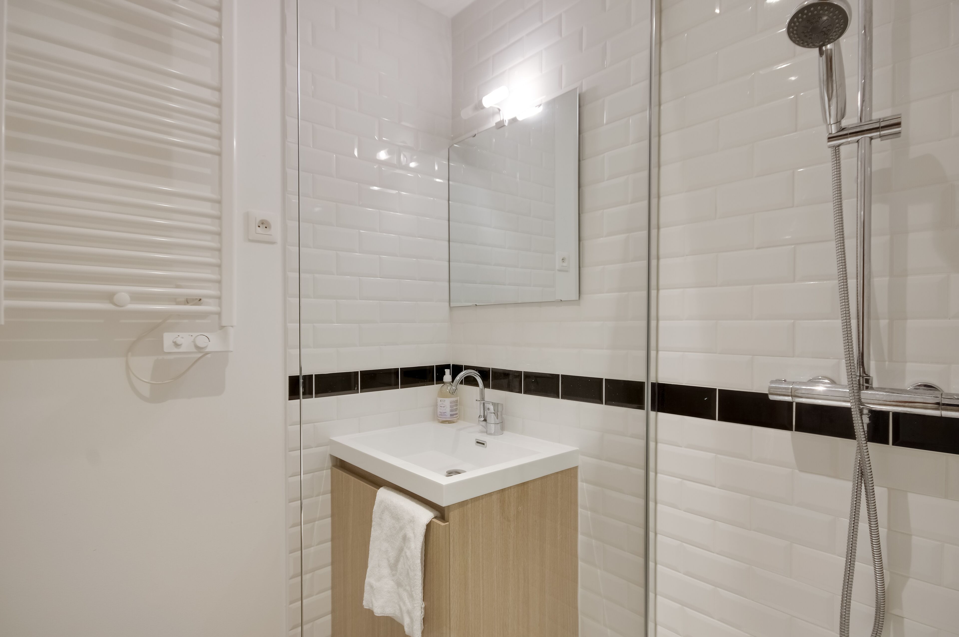 family suite, 2 bedrooms | bathroom | shower, free toiletries, hair dryer, towels
