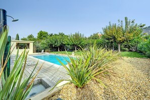 Kauden mukainen ulkouima-allas