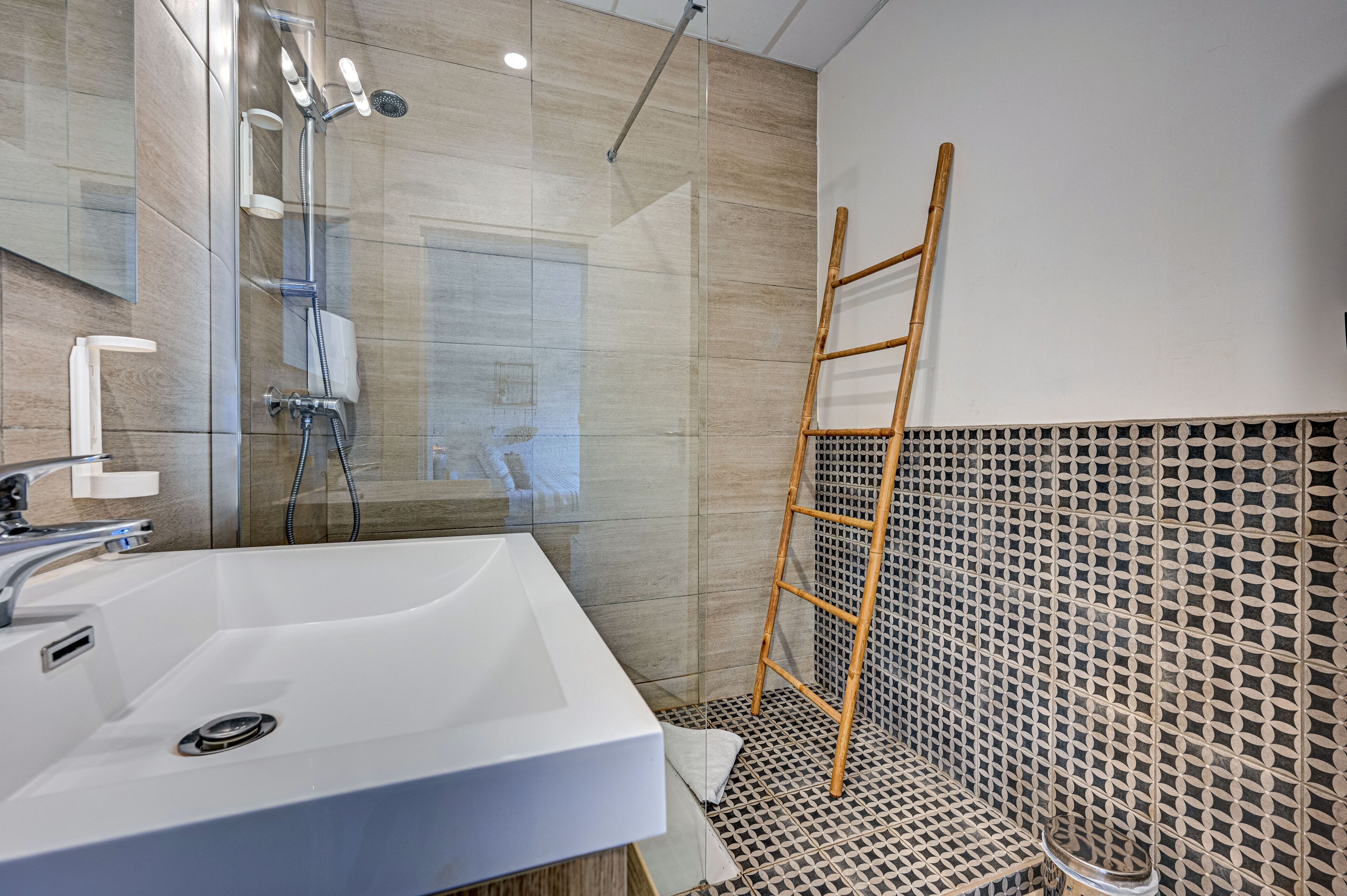 comfort room | bathroom | shower, free toiletries, hair dryer, towels