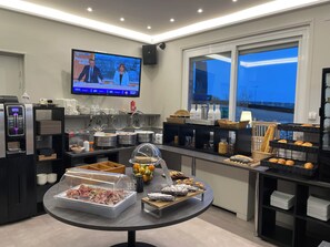 Daily buffet breakfast for a fee - Hostellerie du Centrotel et Spa (Montmarault)