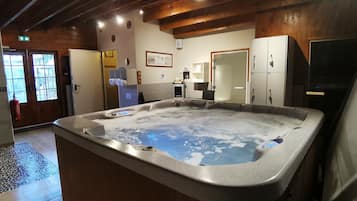 Sauna, hot tub, steam room