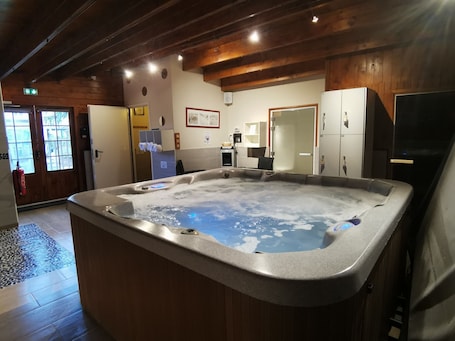 Sauna, hot tub, steam room, body treatments, body wraps, body scrubs