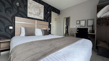 Standard Double or Twin Room | Desk, laptop workspace, soundproofing, cribs/infant beds