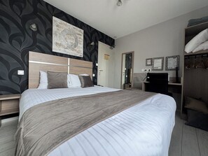 Kamar Double atau Twin Standar | Meja kerja, ruang kerja ramah laptop, dan kedap suara