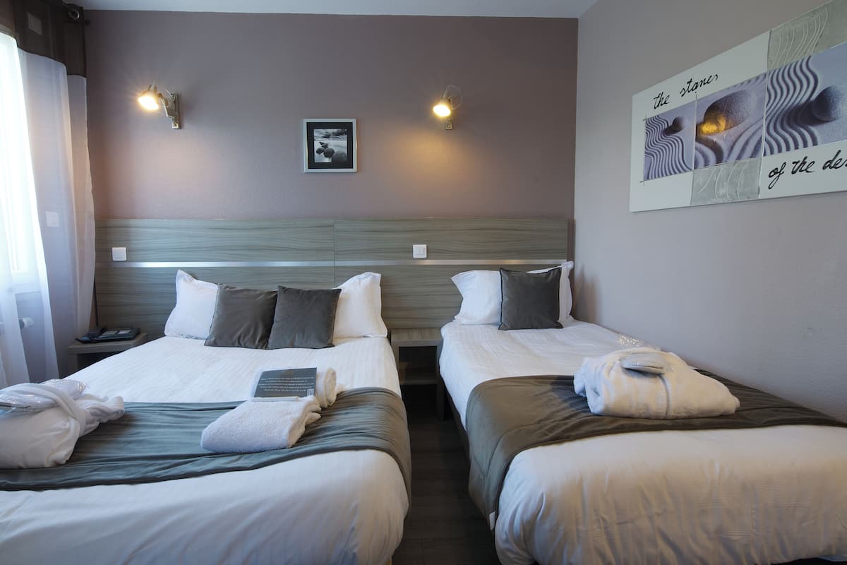 Chambre triple Standard | Bureau, espace de travail pour ordinateurs portables