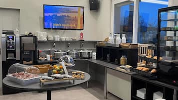 Daily buffet breakfast (EUR 15.5 per person)