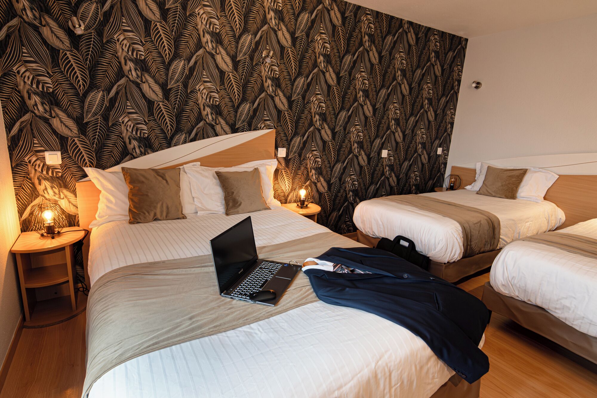 Standaard vierpersoonskamer | Een bureau, een laptopwerkplek, geluiddichte muren, babybedden (toeslag)