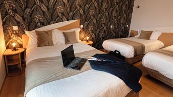 Standaard vierpersoonskamer | Een bureau, een laptopwerkplek, geluiddichte muren, babybedden (toeslag)