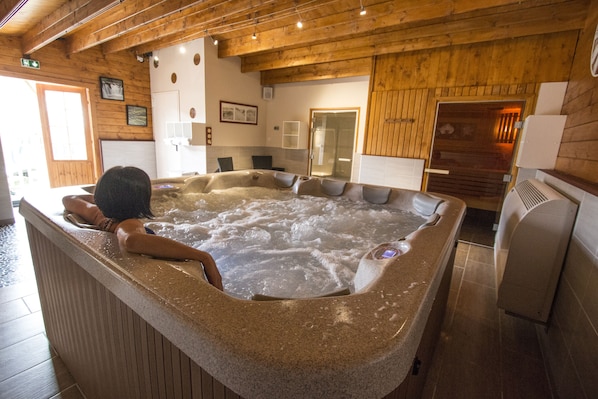Een sauna, een bubbelbad, een stoombad, lichaamsbehandelingen