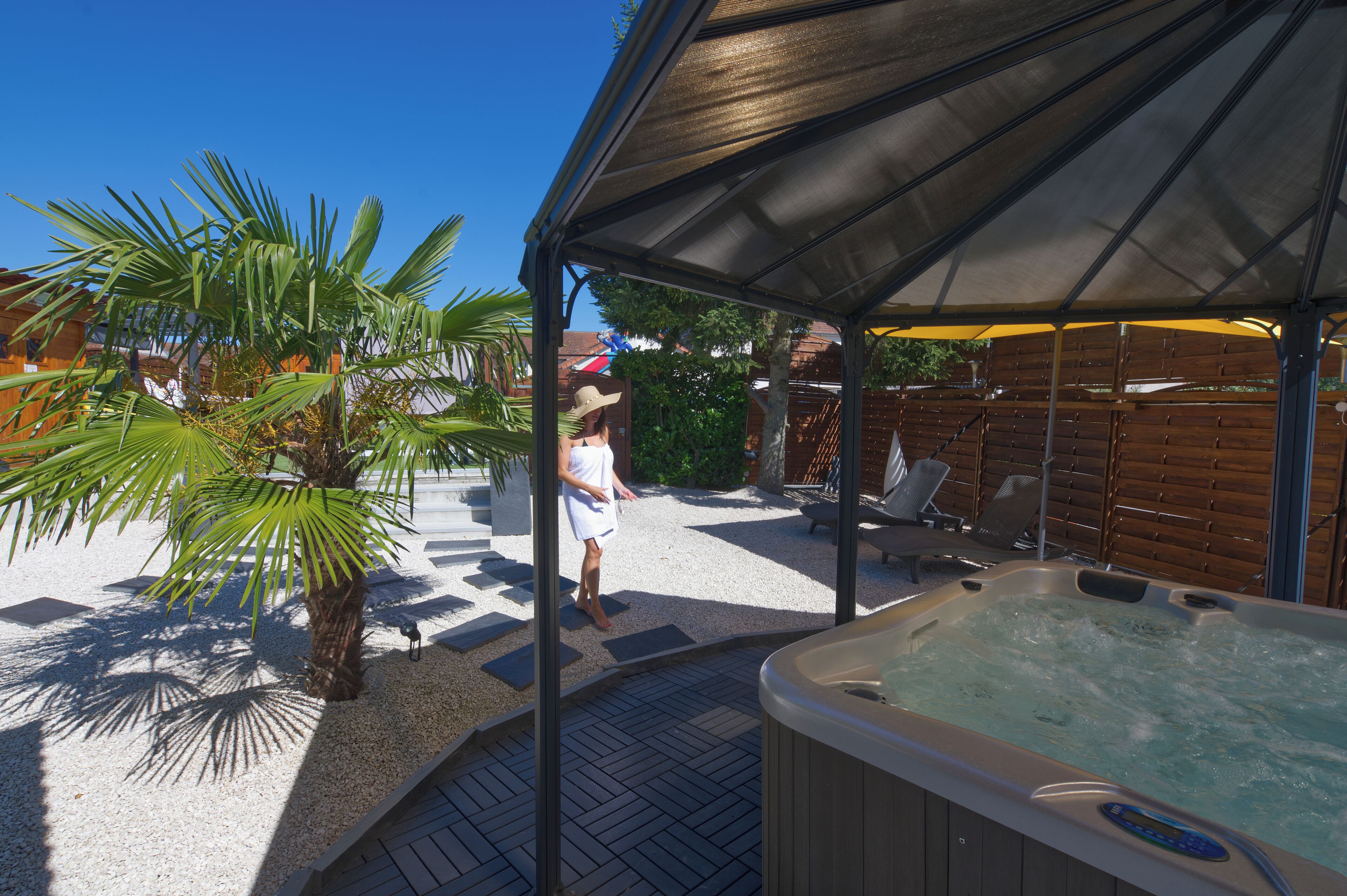 Outdoor spa tub