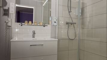 Douche, articles de toilette gratuits, sèche-cheveux