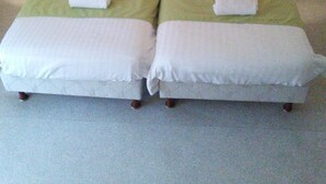 Una cama doble con dos mesitas de noche, cada una con una lámpara, en una habitación de hotel.
