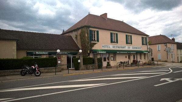 A building with a sign reading "HOTEL RESTAURANT DU COMMERCE" and "Heineken" branding. - Hôtel du Commerce (Tronget)