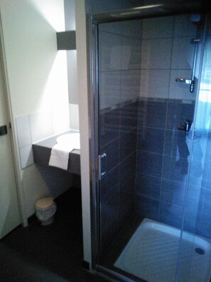 Shower, hair dryer, towels - Hôtel du Commerce (Tronget)