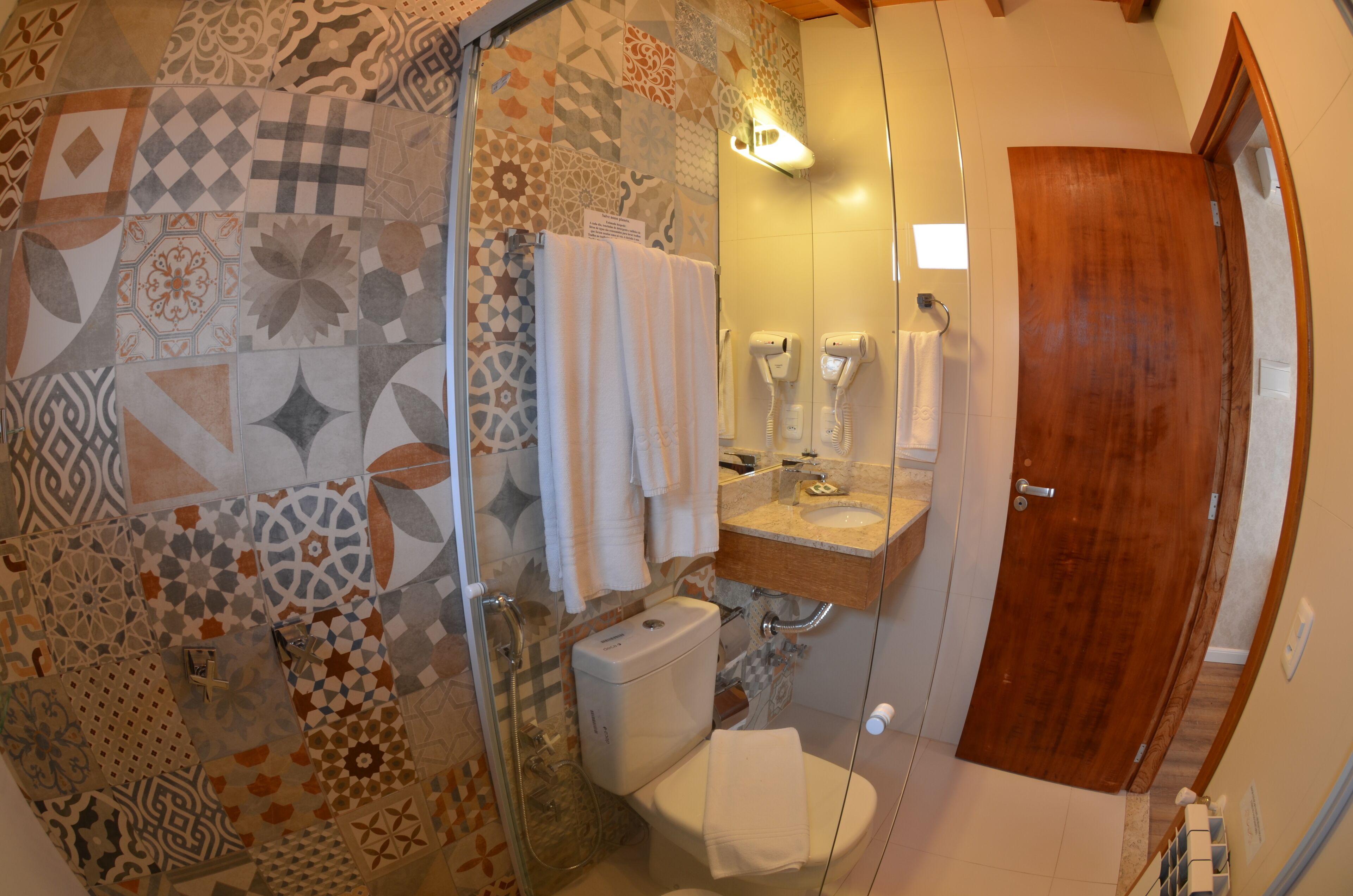 deluxe room | bathroom | towels