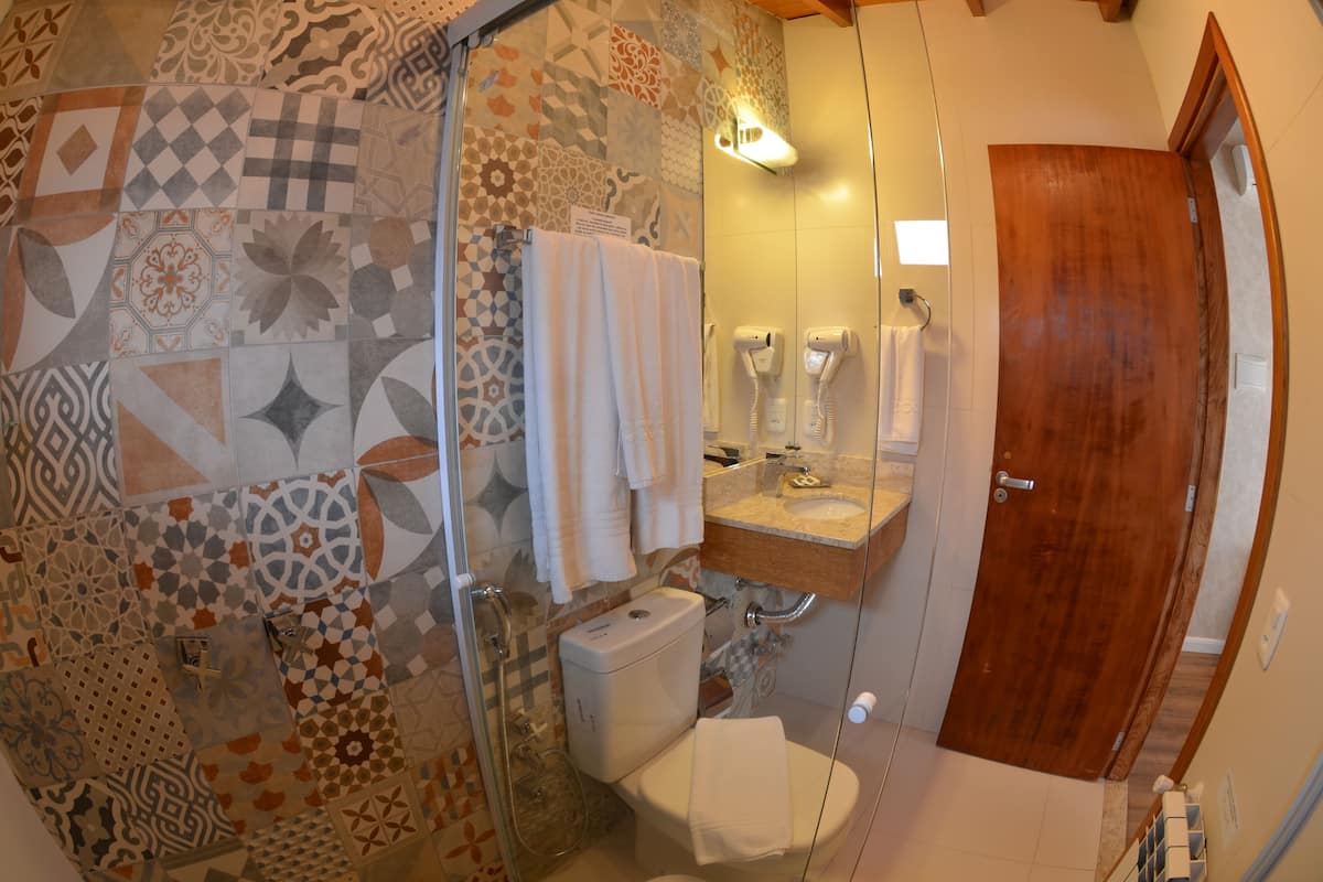 deluxe room | bathroom | towels