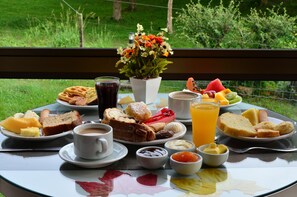 Buffet déjeuner gratuit tous les jours