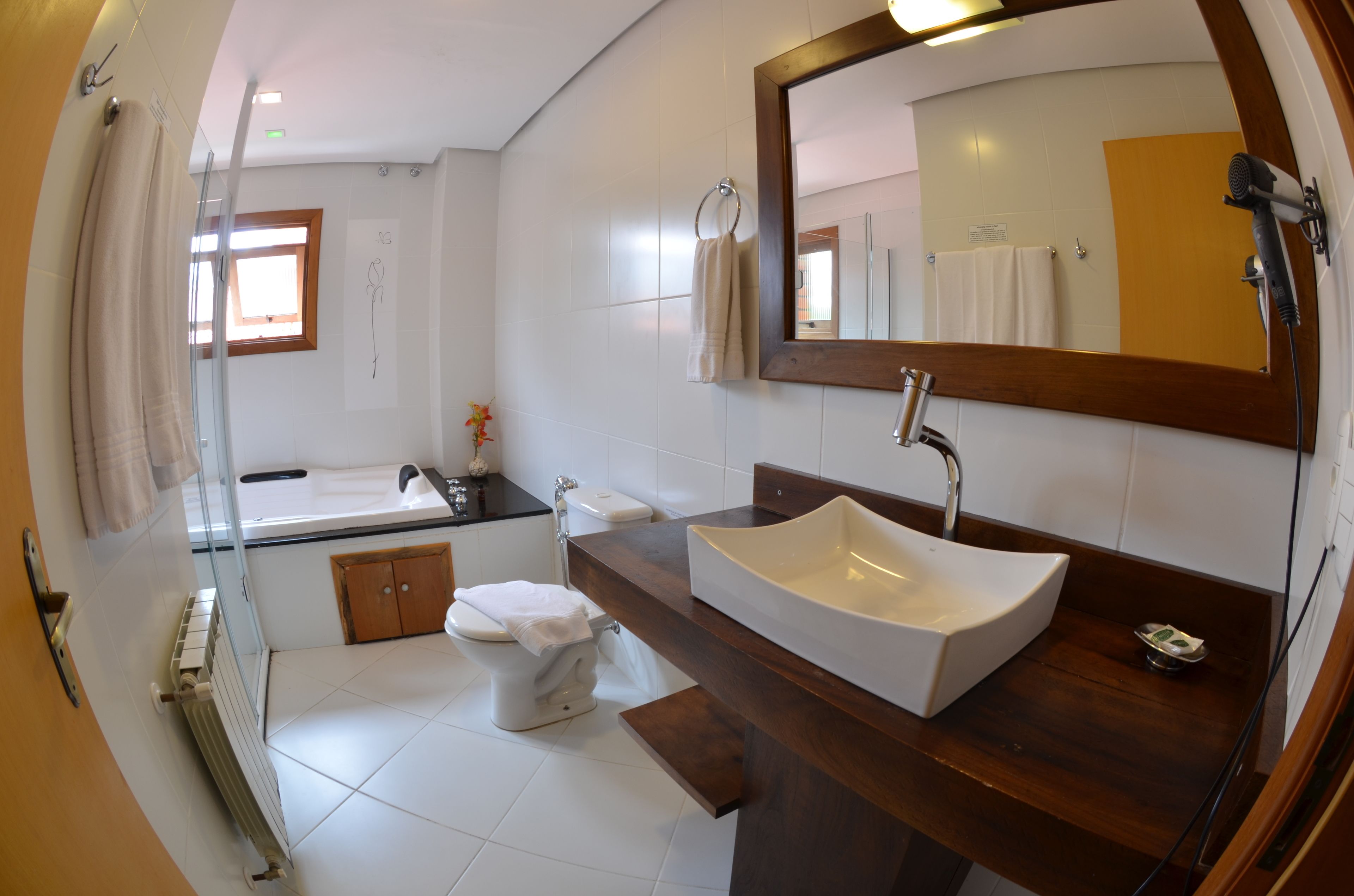 luxury apartment, jetted tub (super) | bathroom | towels