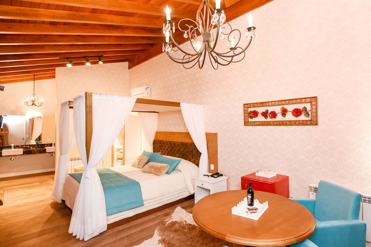 Premium chalet, bubbelbad | Een kluis op de kamer, verduisterende gordijnen, geluiddichte muren