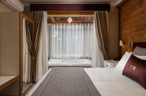 In-room safe, blackout curtains, soundproofing, free WiFi - Müller & Fioreze (Gramado)