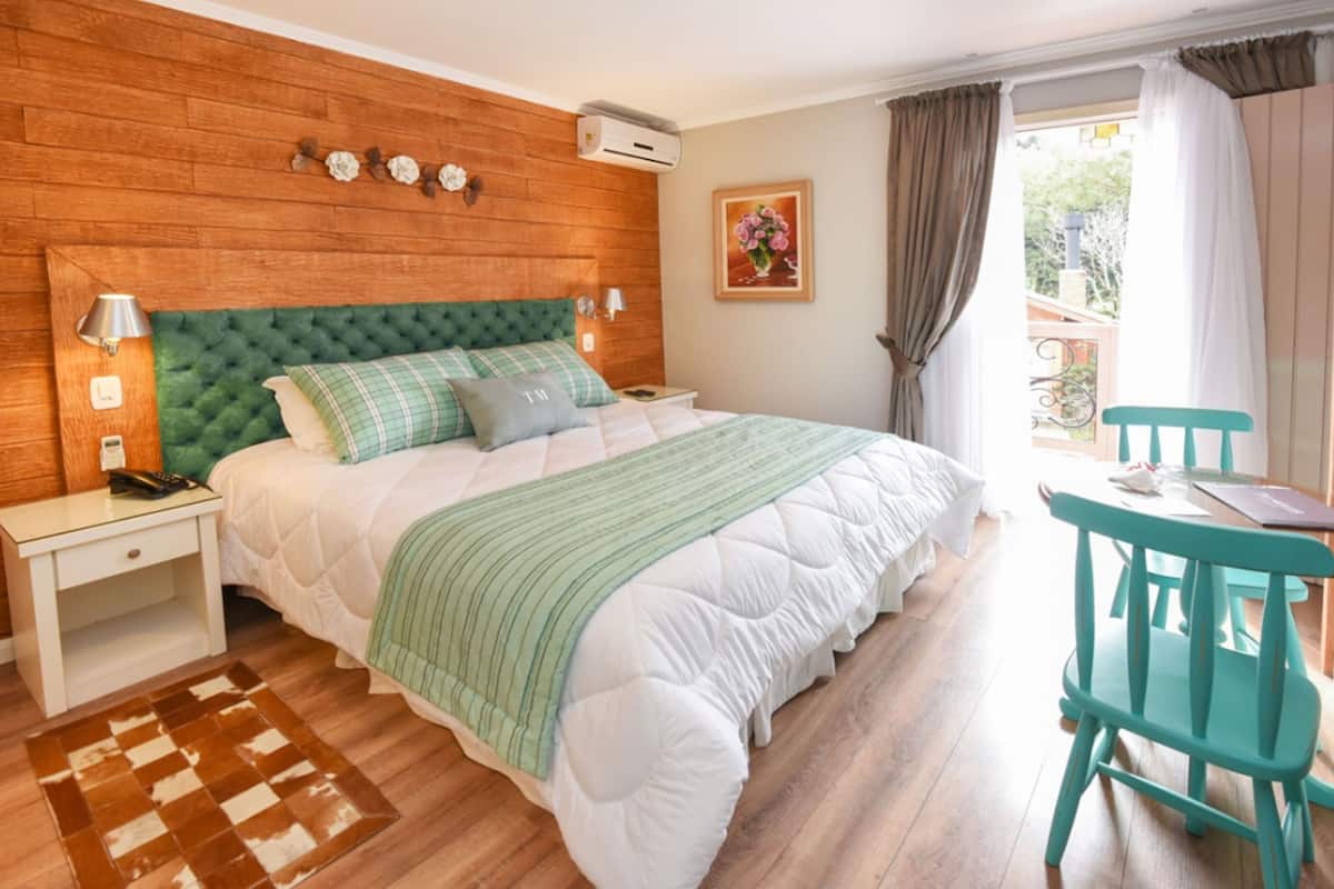 Luxe kamer | Een kluis op de kamer, verduisterende gordijnen, geluiddichte muren