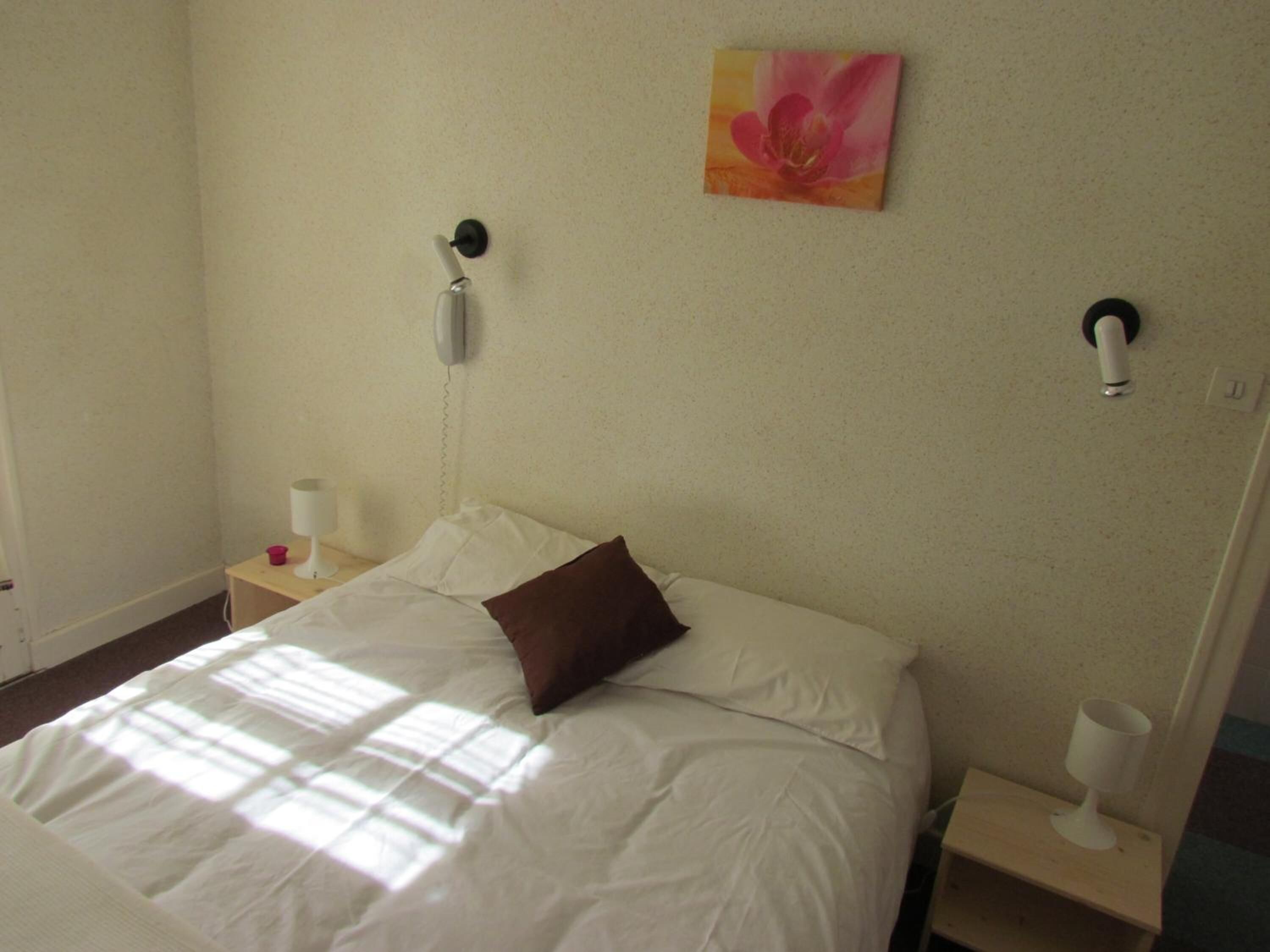 desk, soundproofing, free wifi