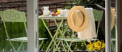 Daily buffet breakfast (EUR 9 per person)