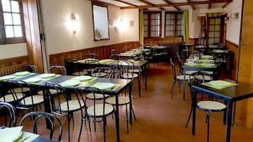 供应午餐和晚餐,法国菜