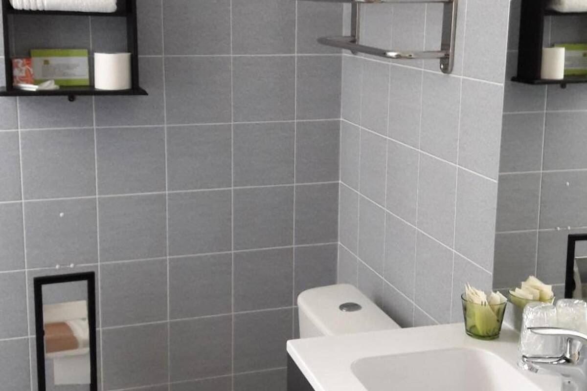 free toiletries, towels