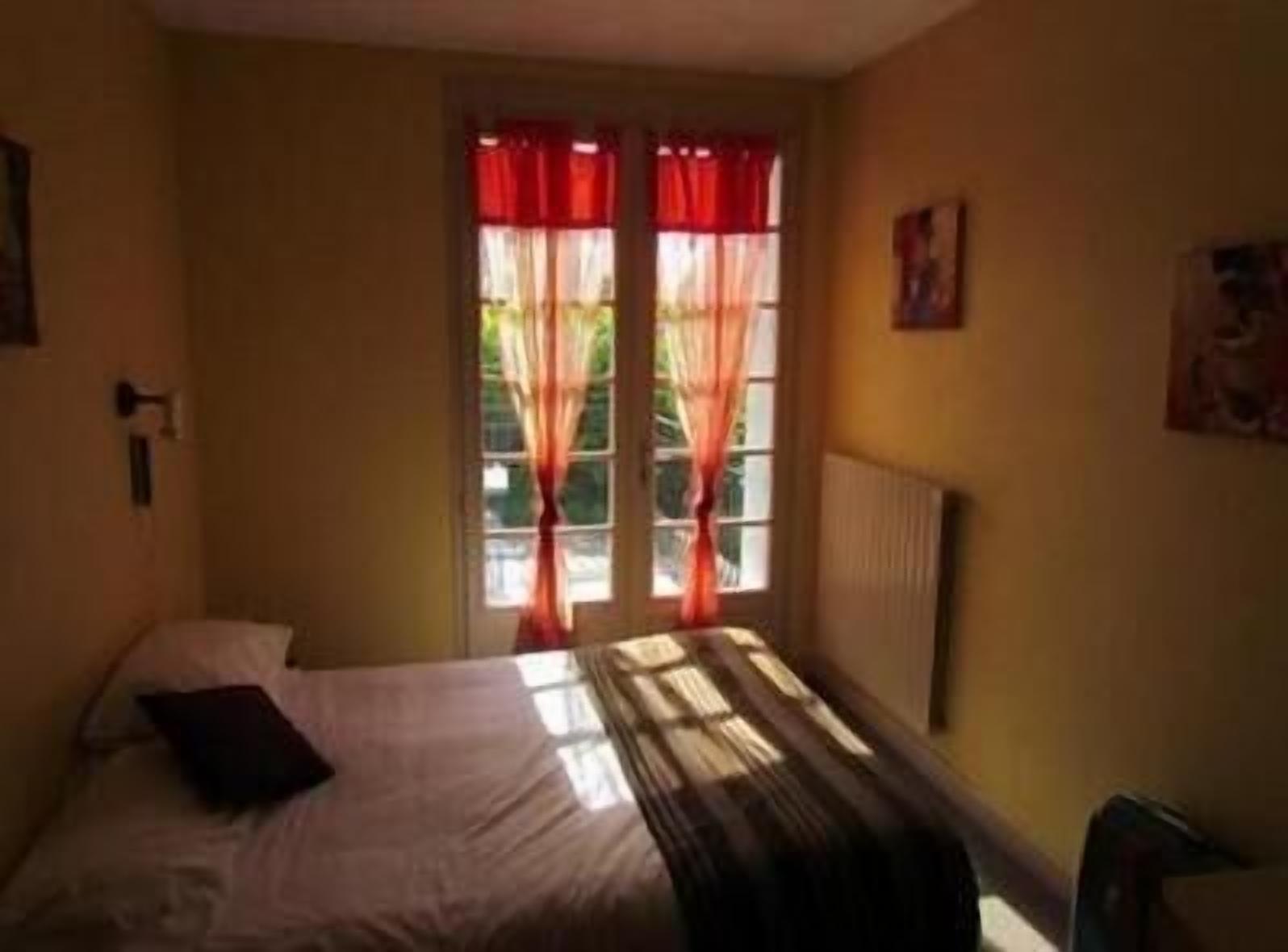 desk, soundproofing, free wifi