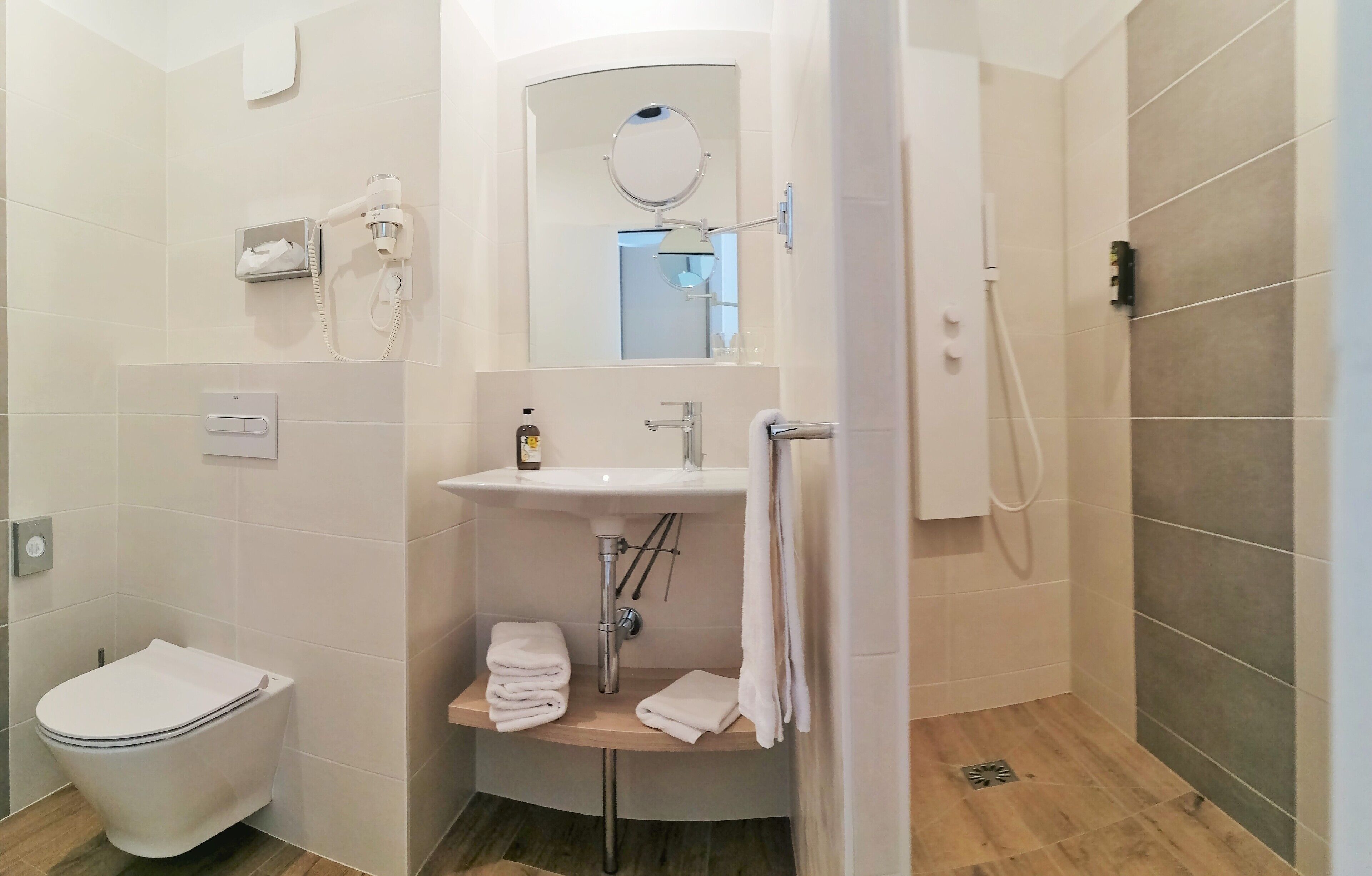 standard double or twin room | bathroom shower