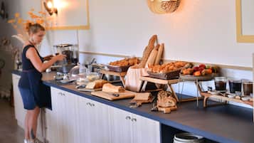 Breakfast (EUR 12.00 per person)