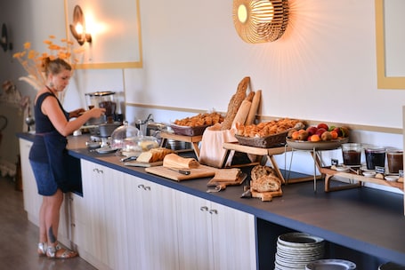Continental breakfast for a fee. Hôtel le Chêne Vert