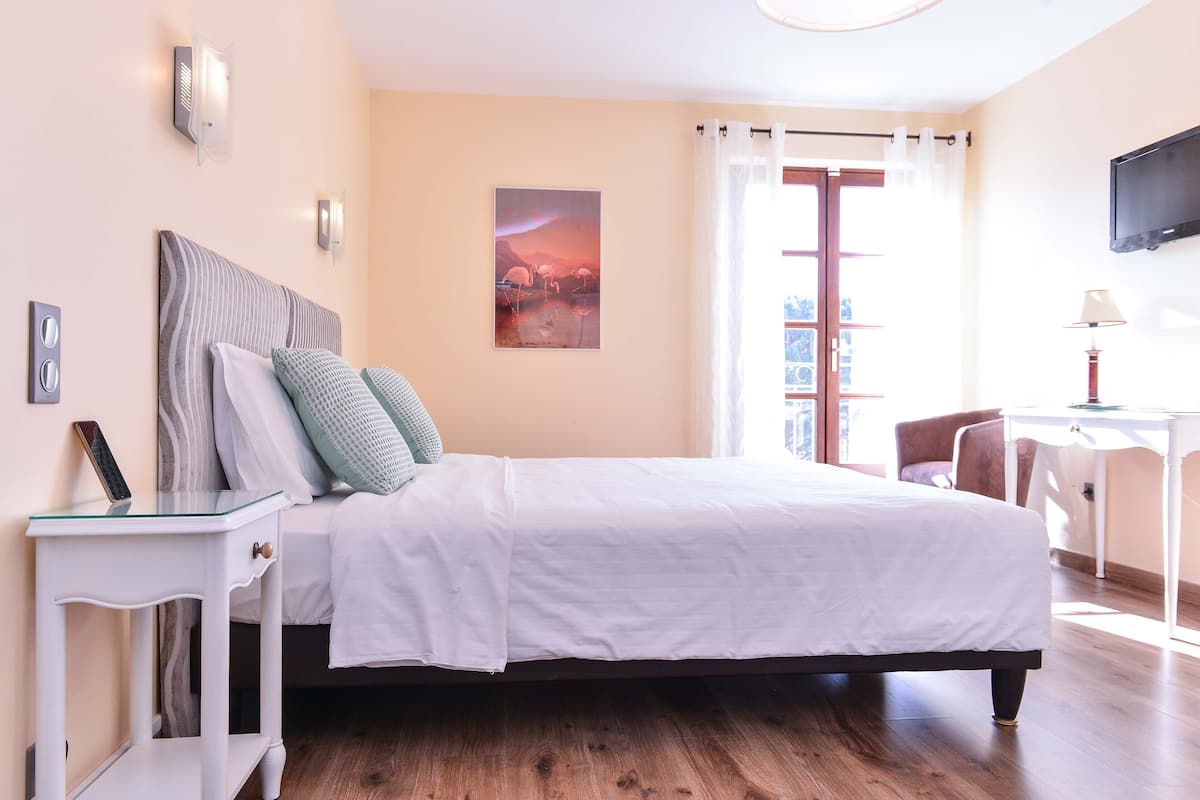 Luxe beddengoed, een kluis op de kamer, een bureau, geluiddichte muren