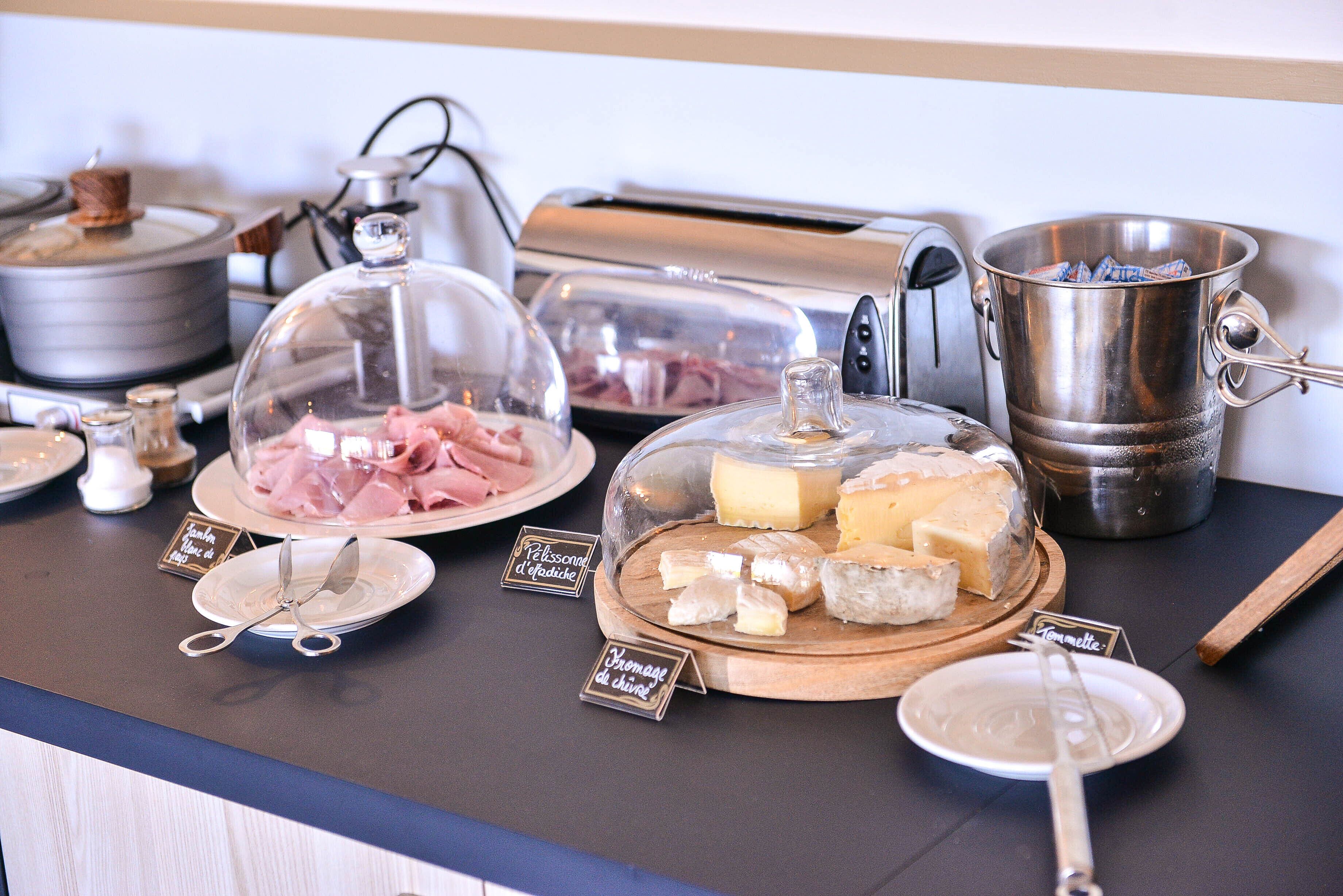 breakfast (eur 12.00 per person)