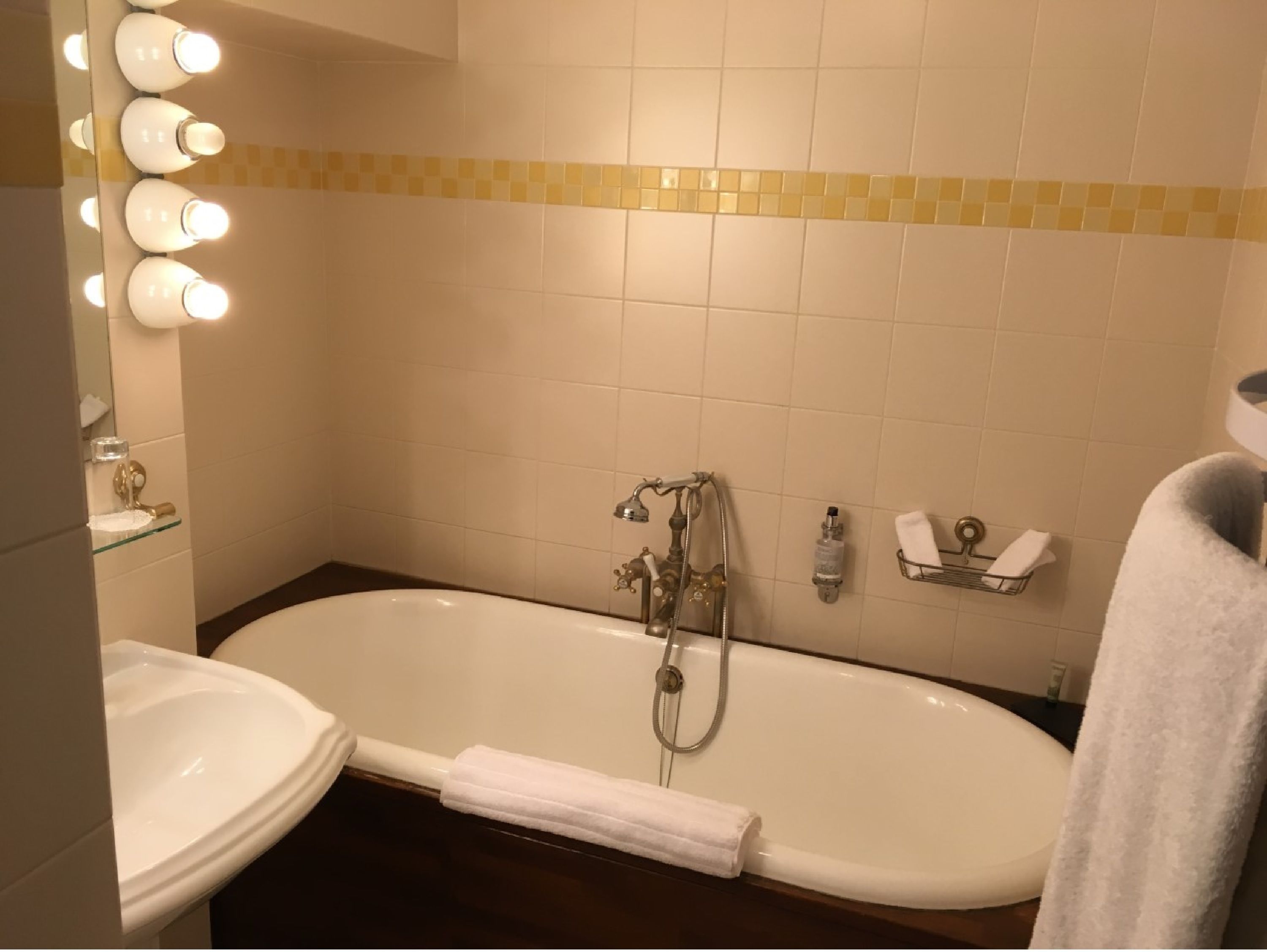 comfort double room | bathroom | free toiletries, hair dryer, bathrobes, slippers