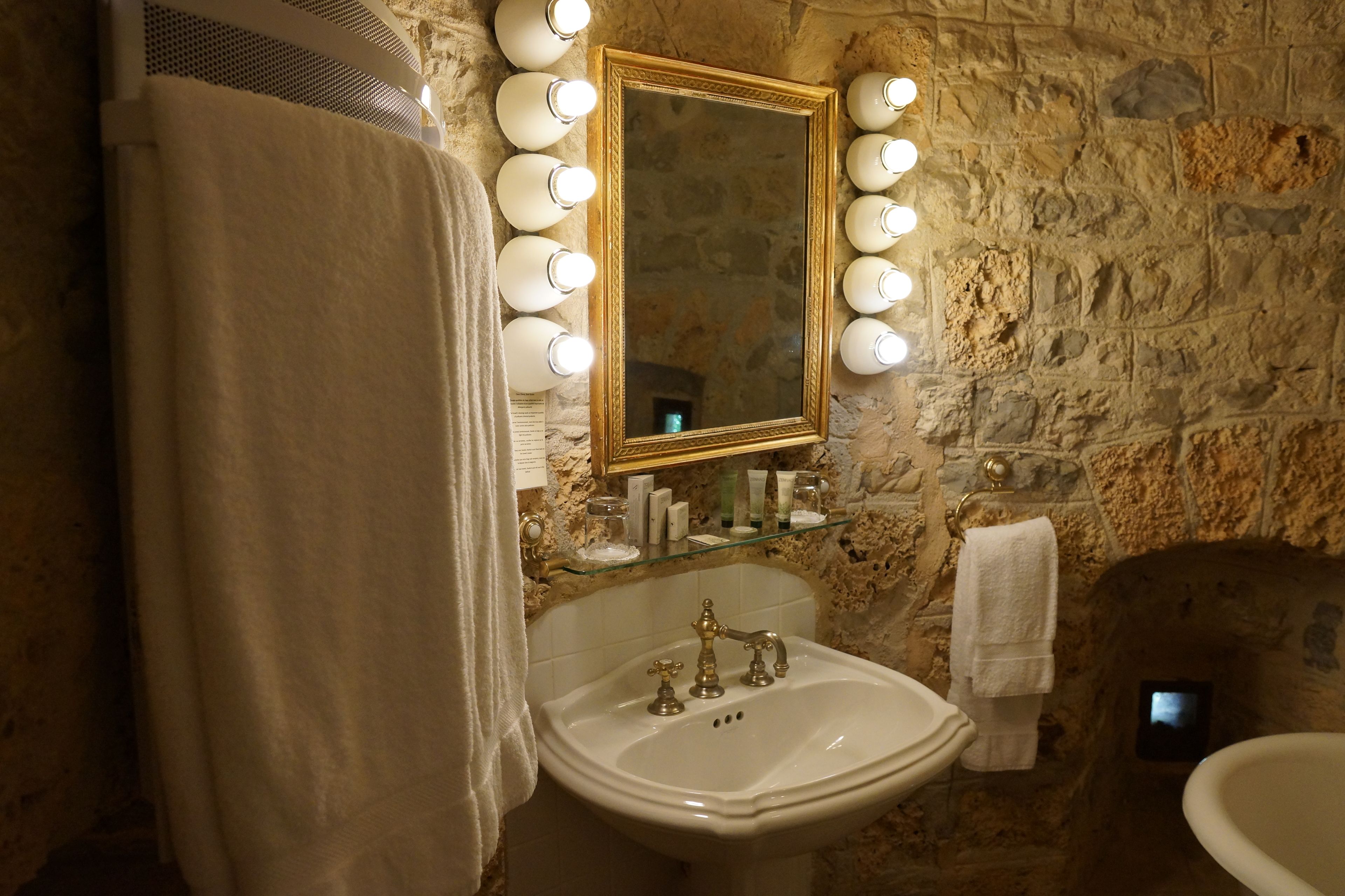 superior double room | bathroom | free toiletries, hair dryer, bathrobes, slippers