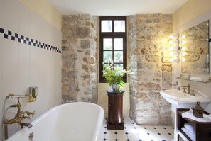 Suite junior | Baño | Amenidades de baño gratuitas, secadora de cabello, batas, pantuflas 