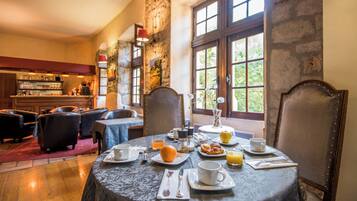 Daily buffet breakfast (EUR 18 per person)