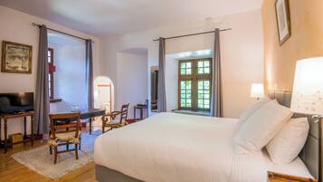 أغطية فراش متميزة وأسرّة بإسفنج يتكيف مع شكل الجسم وميني بار