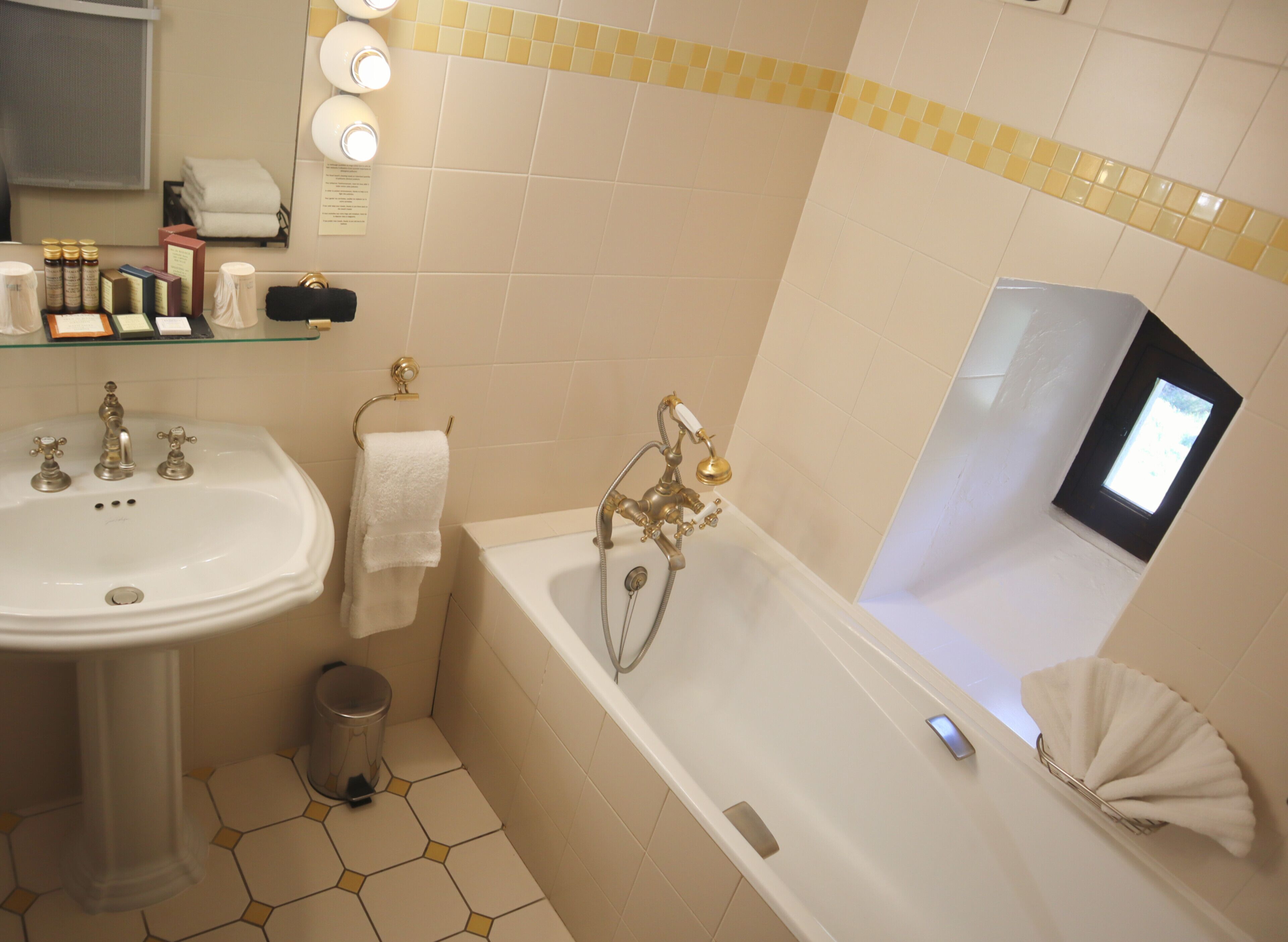Un baño con lavabo, tocador y bañera con ducha.