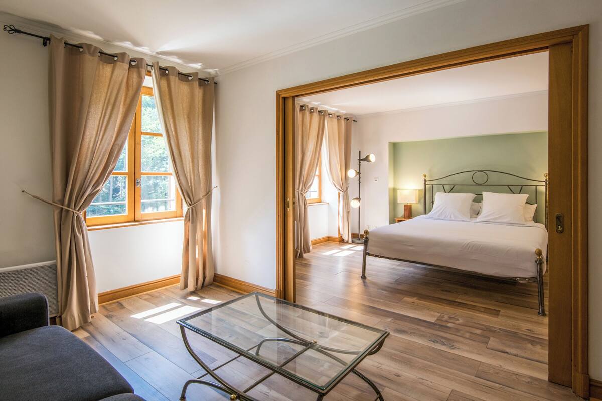 Suite Contemporaine (Maison de Martine Annexe du Château) | Premium bedding, memory-foam beds, minibar, in-room safe