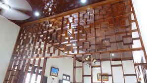 Une pièce dotée d’un plafond en bois et d’une cloison décorative en bois.