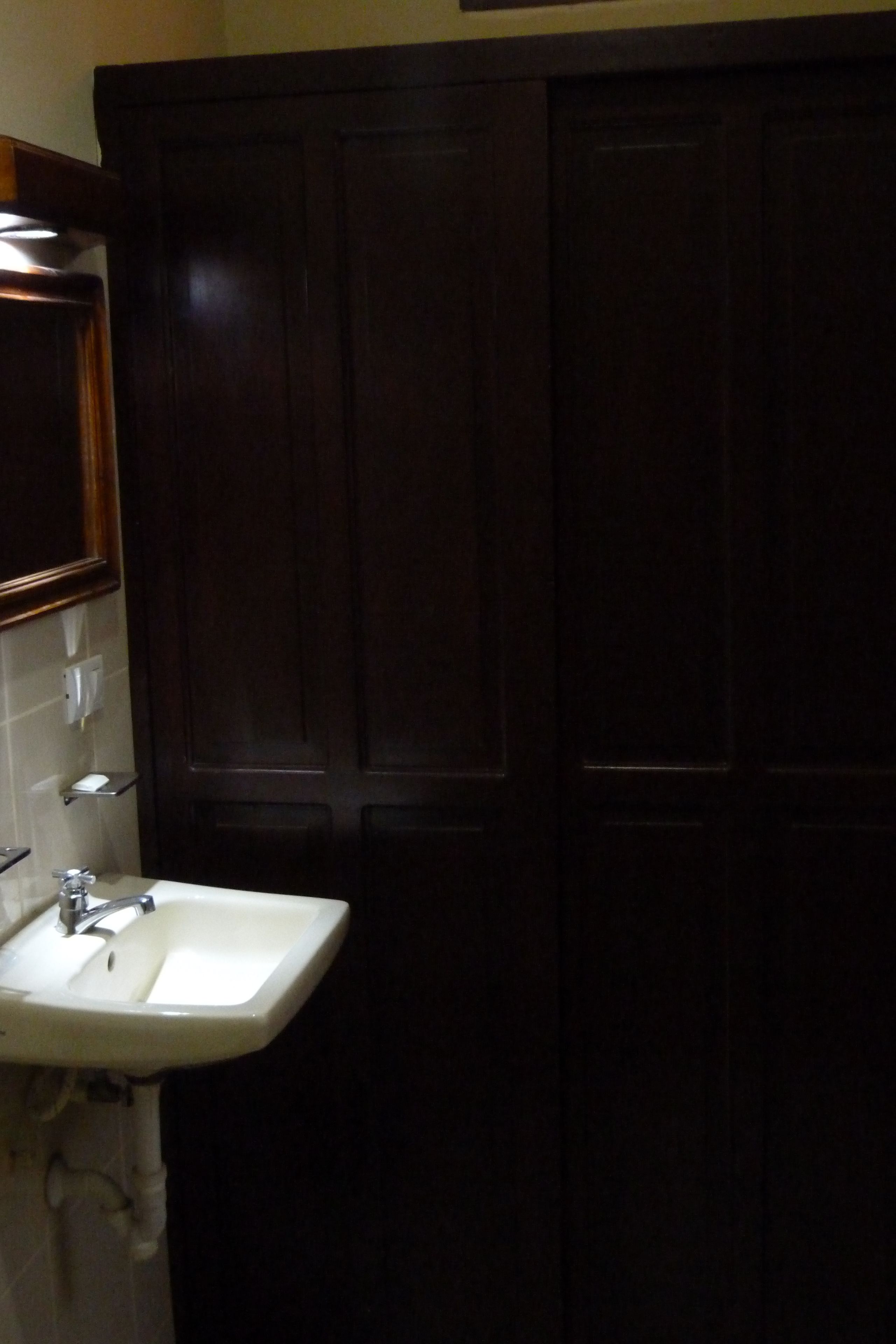 standard twin room | bathroom sink