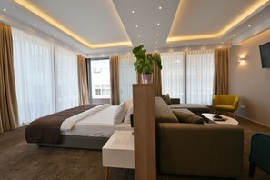 Familie suite, 1 kingsize bed met slaapbank, toegankelijk voor mindervaliden | Een minibar, een kluis op de kamer, een bureau, verduisterende gordijnen