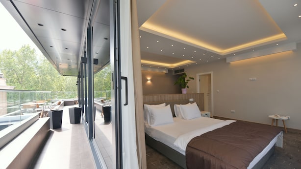 Family Suite, 1 King Bed with Sofa bed, Accessible | Balcony - Hotel City One Diamond (Sarajevo)